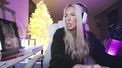 stage Kylie Sinner  brand CLITBAIT online show from 01-16-26, 12:14