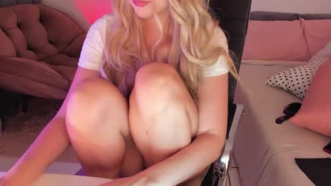 Snapshot of tinylittlesecret chatting on 02-06-26, 03:22 Giulia online show from 02-06-26, 03:22