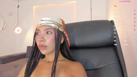 Snapshot of tinymoon_ chatting on 01-21-25, 02:05 Luna online show from 01-21-25, 02:05
