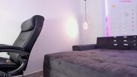 Snapshot of tinymoon_ chatting on 01-23-25, 10:11 Luna online show from 01-23-25, 10:11