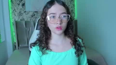 Snapshot of tinysophi chatting on 06-12-26, 01:10 tinysophi online show from 06-12-26, 01:10