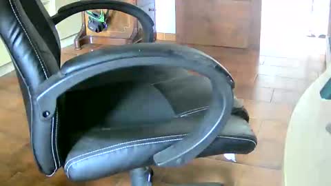 Snapshot of tobikoyuzu chatting on 02-18-25, 12:39 Tobiko online show from 02-18-25, 12:39