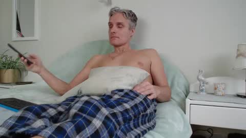 Daniel Bisexual uncut 20cm online show from 12-14-24, 08:23