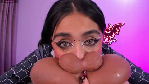   Independent model online show from 10-10-25, 11:59