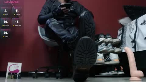 Snapshot of tom_brown12 chatting on 12-05-24, 12:00 Tom online show from 12-05-24, 12:00