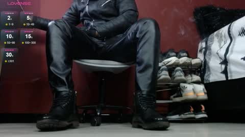 Snapshot of tom_brown12 chatting on 12-09-24, 11:15 Tom online show from 12-09-24, 11:15