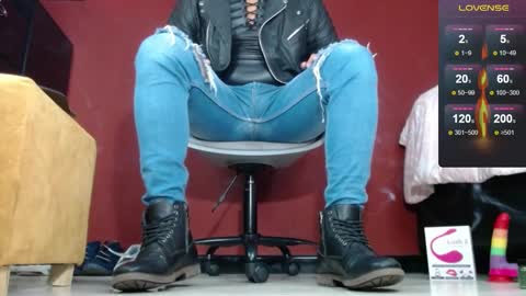 Snapshot of tom_brown12 chatting on 02-11-25, 12:05 Tom online show from 02-11-25, 12:05