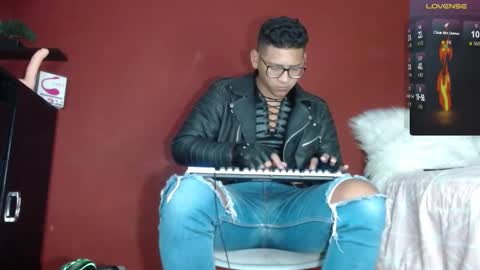 Snapshot of tom_brown12 chatting on 02-12-25, 10:24 Tom online show from 02-12-25, 10:24