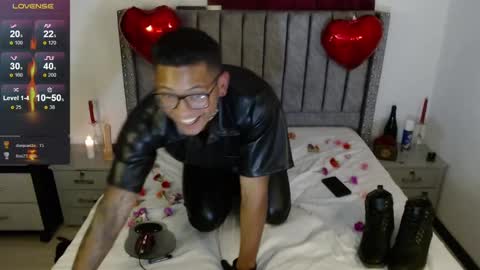 Snapshot of tom_brown12 chatting on 02-15-25, 01:21 Tom online show from 02-15-25, 01:21