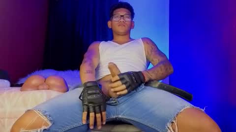 Snapshot of tom_brown12 chatting on 10-08-25, 01:36 Tom online show from 10-08-25, 01:36