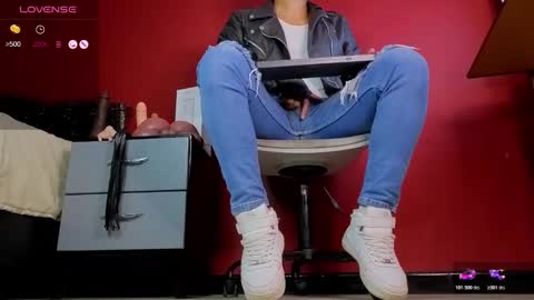 Snapshot of tom_brown12 chatting on 10-29-25, 01:52 Tom online show from 10-29-25, 01:52