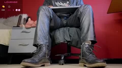 Snapshot of tom_brown12 chatting on 11-06-25, 01:39 Tom online show from 11-06-25, 01:39