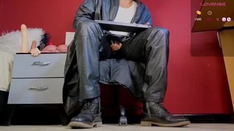 Snapshot of tom_brown12 chatting on 11-19-25, 02:11 Tom online show from 11-19-25, 02:11