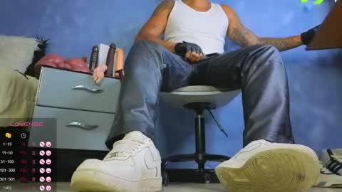 Snapshot of tom_brown12 chatting on 06-02-26, 02:57 Tom online show from 06-02-26, 02:57