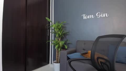 Snapshot of tom_sin_ chatting on 01-06-25, 02:58 Tom Sin online show from 01-06-25, 02:58