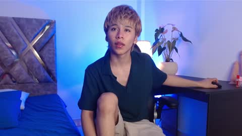 Snapshot of tommyfoxboy chatting on 01-19-25, 02:17 Tommy Foxboy online show from 01-19-25, 02:17