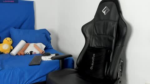 Snapshot of tonny_twink_ chatting on 04-25-26, 02:03 Tonny online show from 04-25-26, 02:03