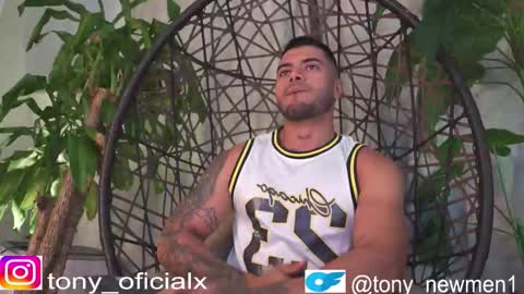 Snapshot of tony_newmen chatting on 11-05-25, 11:32 tony online show from 11-05-25, 11:32