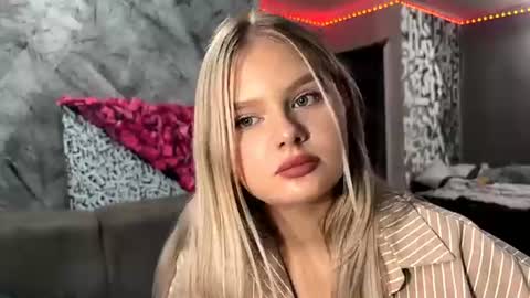 Snapshot of torriezedaker chatting on 07-12-26, 01:24 Linda online show from 07-12-26, 01:24