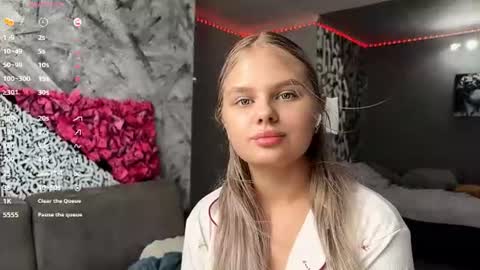 Snapshot of torriezedaker chatting on 07-15-26, 12:21 Linda online show from 07-15-26, 12:21