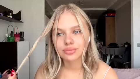 Snapshot of torriezedaker chatting on 07-28-26, 11:17 Linda online show from 07-28-26, 11:17