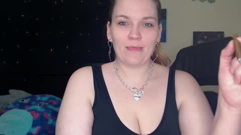Snapshot of toxiclilly chatting on 02-19-25, 06:00 Lilly Miss Mistress Goddess Maam Queen Boss online show from 02-19-25, 06:00