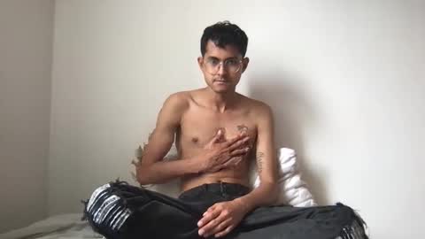 Snapshot of toy_sweet chatting on 05-27-26, 04:37 Xander online show from 05-27-26, 04:37