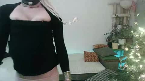 Snapshot of toyboybitchslut chatting on 12-23-25, 03:37 Patrizia online show from 12-23-25, 03:37