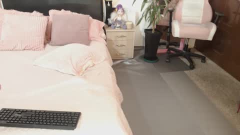 Traci online show from 12-22-24, 03:33