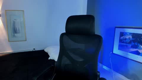 TRAV - INDEPENDENT MODEL online show from 11-26-25, 02:23