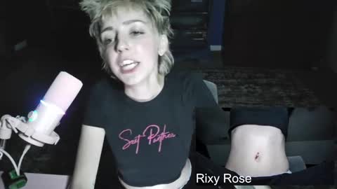 Snapshot of trixyrose chatting on 10-15-25, 03:17 RixyRose online show from 10-15-25, 03:17