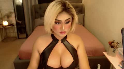 Snapshot of tshugescock chatting on 02-11-26, 02:44 SEDUCTIVEmistresCUMS online show from 02-11-26, 02:44