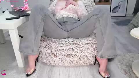 Snapshot of tunderflwer chatting on 05-18-26, 05:46 Anna online show from 05-18-26, 05:46