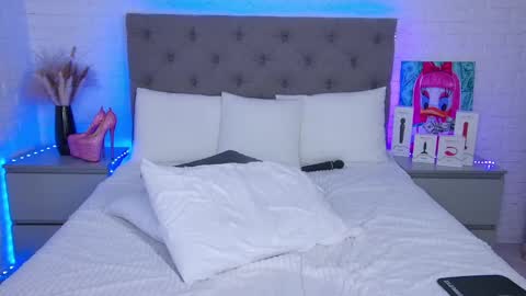 Hallie online show from 02-18-25, 01:54