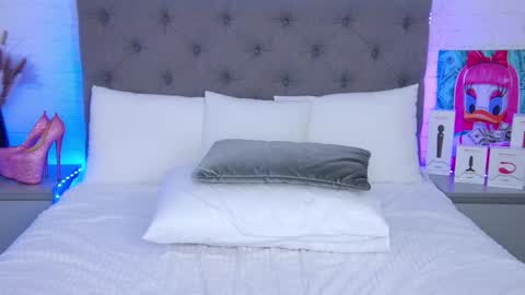 Hallie online show from 02-18-25, 04:58