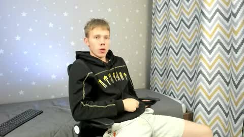 Snapshot of twelveeek chatting on 10-19-25, 08:31 Angus online show from 10-19-25, 08:31