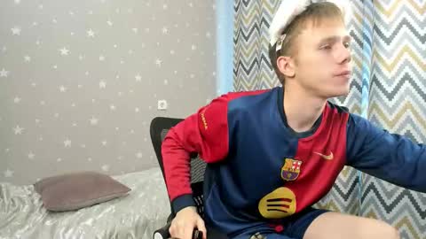 Snapshot of twelveeek chatting on 10-27-25, 07:56 Angus online show from 10-27-25, 07:56