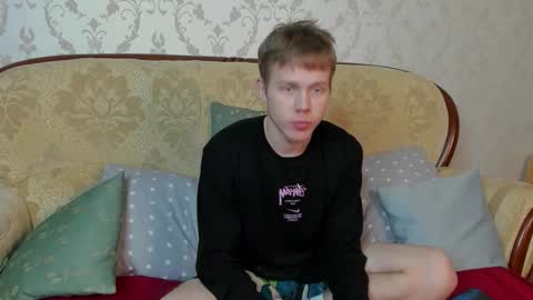 Snapshot of twelveeek chatting on 11-08-25, 07:12 Angus online show from 11-08-25, 07:12