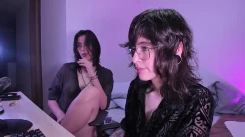 Snapshot of twilightmuses chatting on 10-14-25, 11:27 Eve Lili online show from 10-14-25, 11:27