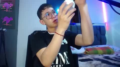 Snapshot of twink_daren chatting on 02-18-25, 04:59 Mr Daren online show from 02-18-25, 04:59