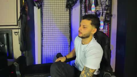 Snapshot of twisted_fantasy_ chatting on 11-17-25, 04:40 Clio Tadeo online show from 11-17-25, 04:40