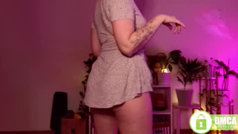 Snapshot of twix_girl chatting on 02-10-25, 06:35 Stranger online show from 02-10-25, 06:35