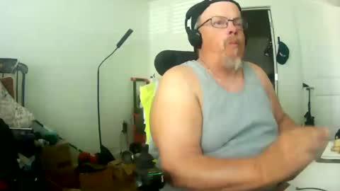 Snapshot of two_wheels_two_balls chatting on 08-04-26, 07:05 two_wheels_two_balls online show from 08-04-26, 07:05