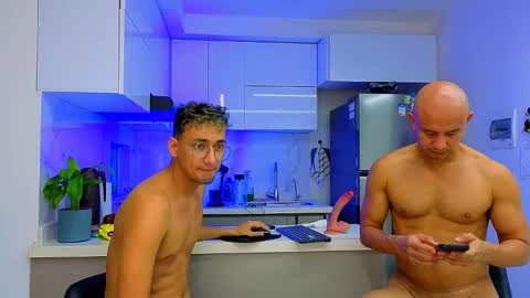 twoboyshot24 online show from 05-05-26, 09:39