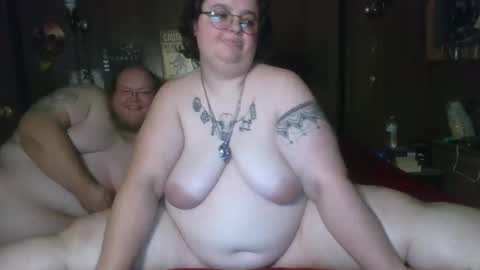 Snapshot of twoknottywolves chatting on 10-23-25, 04:01 TwoKnottyWolves online show from 10-23-25, 04:01