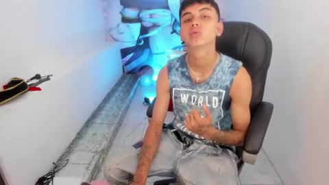 Snapshot of tyger_boy chatting on 06-13-26, 04:54 Tyger Boy online show from 06-13-26, 04:54