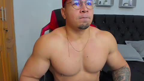 tyler_hank1 online show from 06-25-26, 09:41