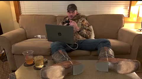 Snapshot of tylerlogan813 chatting on 09-10-25, 04:01 TylerLogan813 online show from 09-10-25, 04:01