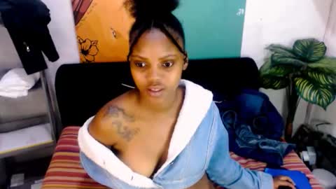 Snapshot of tyrabangz chatting on 06-05-26, 10:26 Tyra online show from 06-05-26, 10:26