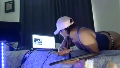Snapshot of uandme_baby chatting on 05-14-26, 01:40 Azelia B online show from 05-14-26, 01:40